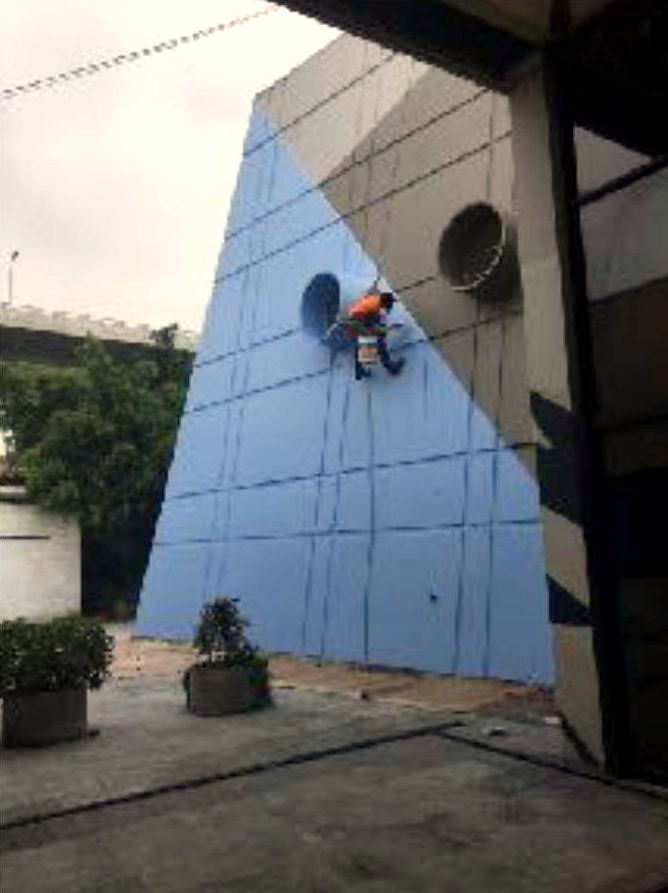 El mismo frente, desde el patio.