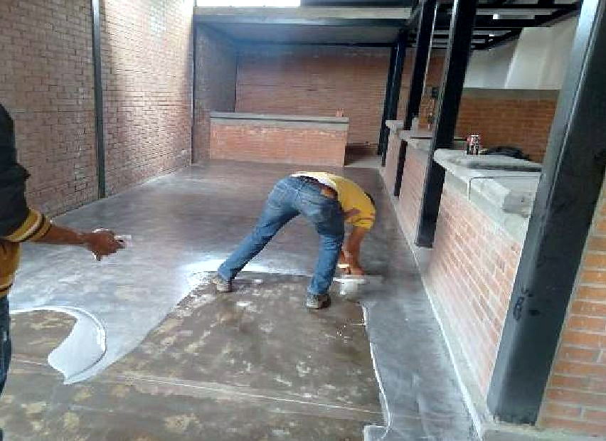 Acabado y pulido del piso de concreto.