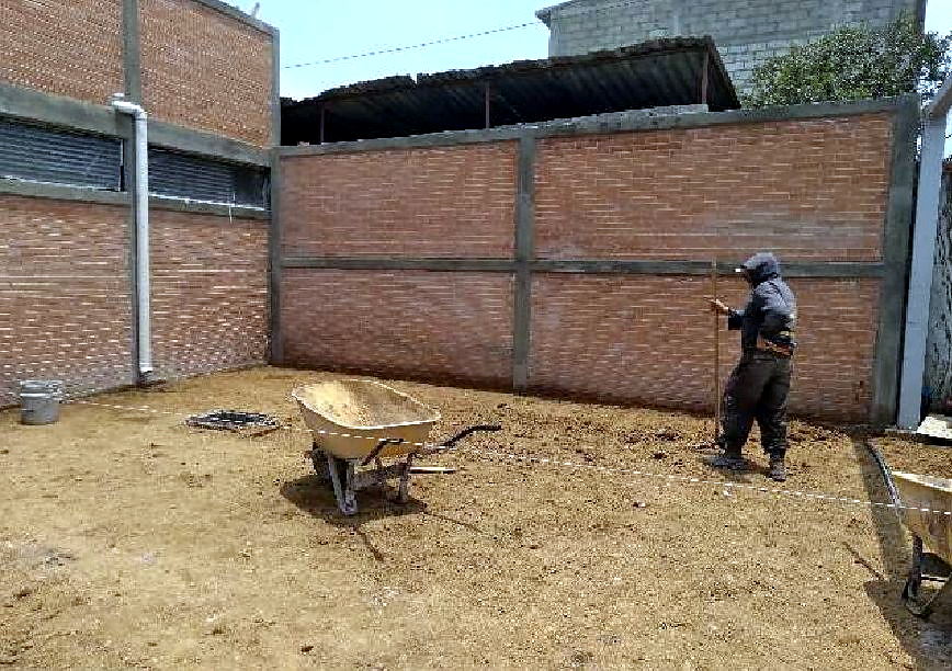Barda nueva de tabique en el patio de maniobras.