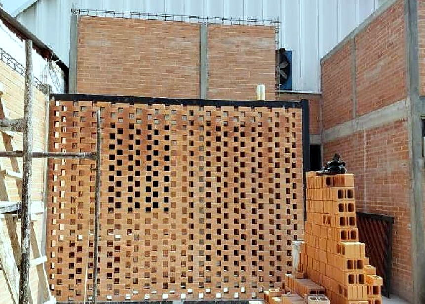 Muro de celosía de barro para ventilación cruzada.