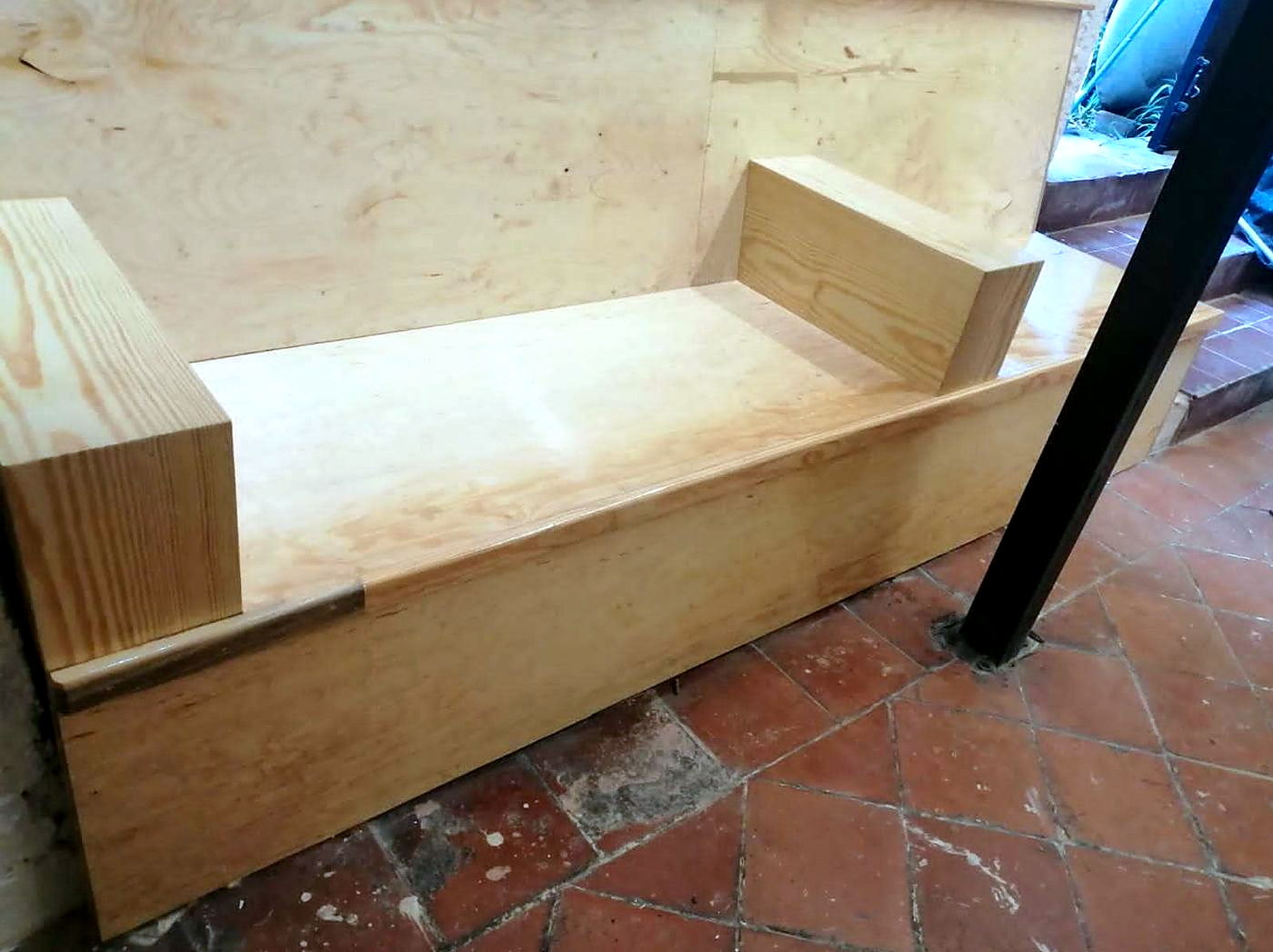 Banca de madera fabricada a medida, en proceso.