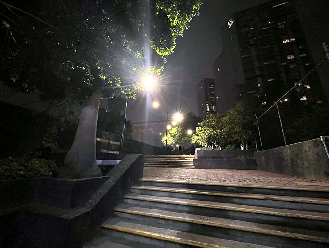 Escalinata y luminaria en la explanada.