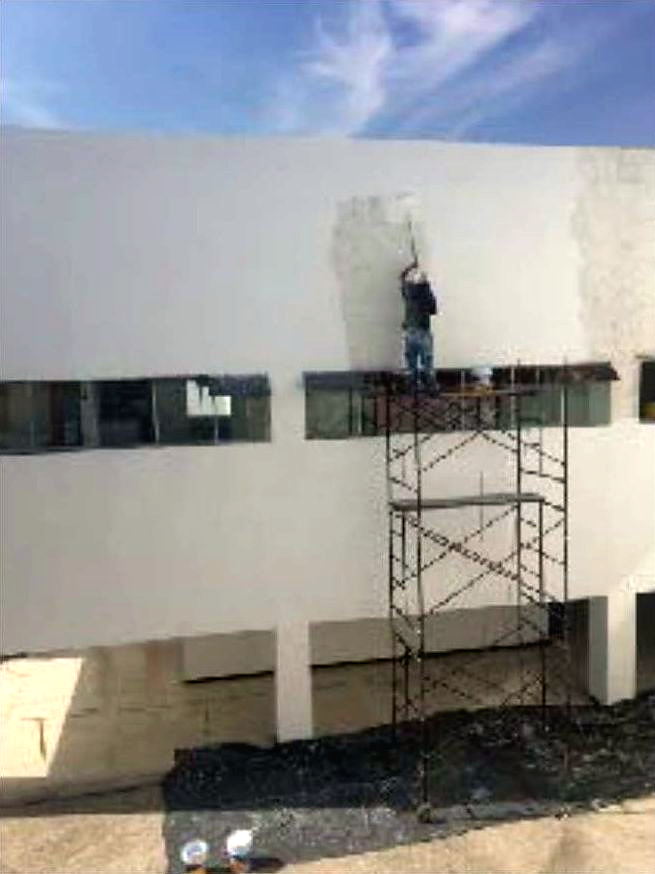 Aplicación sobre el muro exterior, desde andamio.