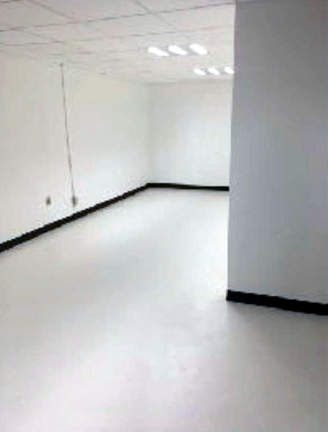 Piso vinílico en oficinas y sanitarios