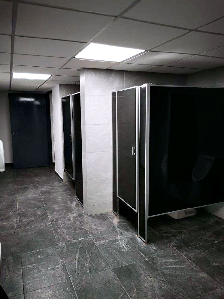 Módulo con mamparas y piso de porcelanato.