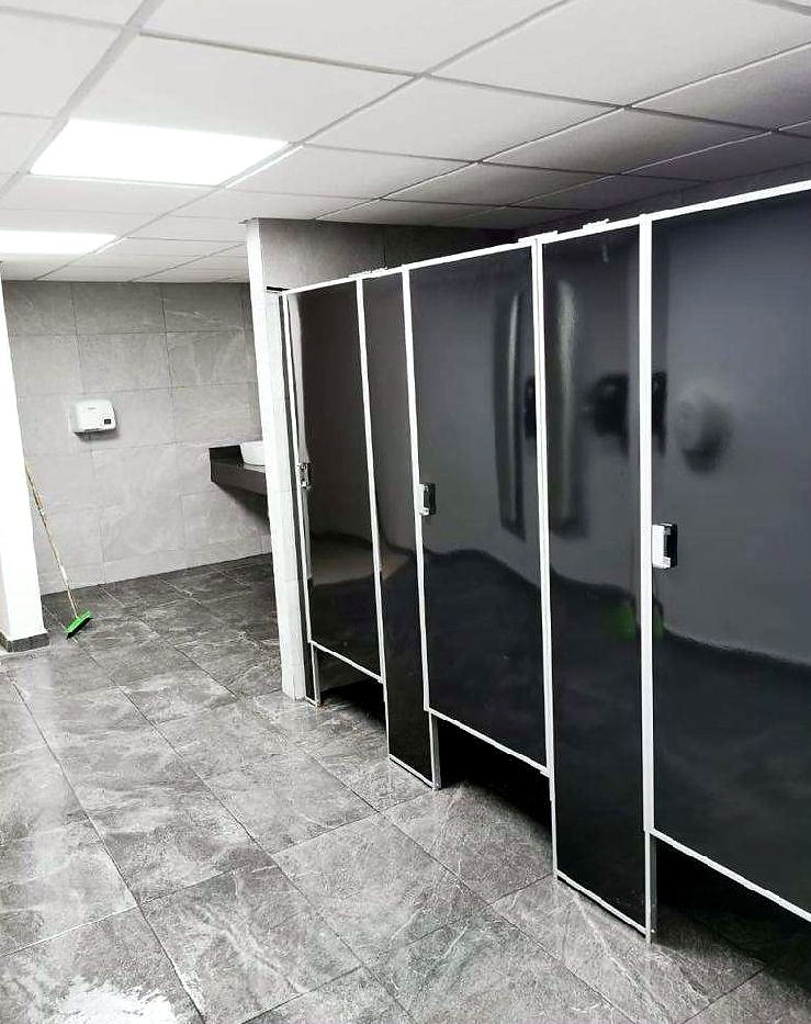 Mamparas y espejos instalados.