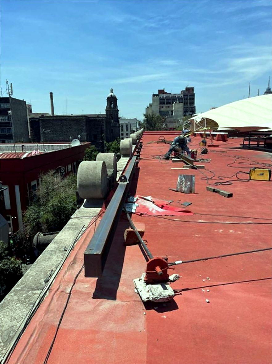 Frente de trabajo sobre la azotea impermeabilizada.