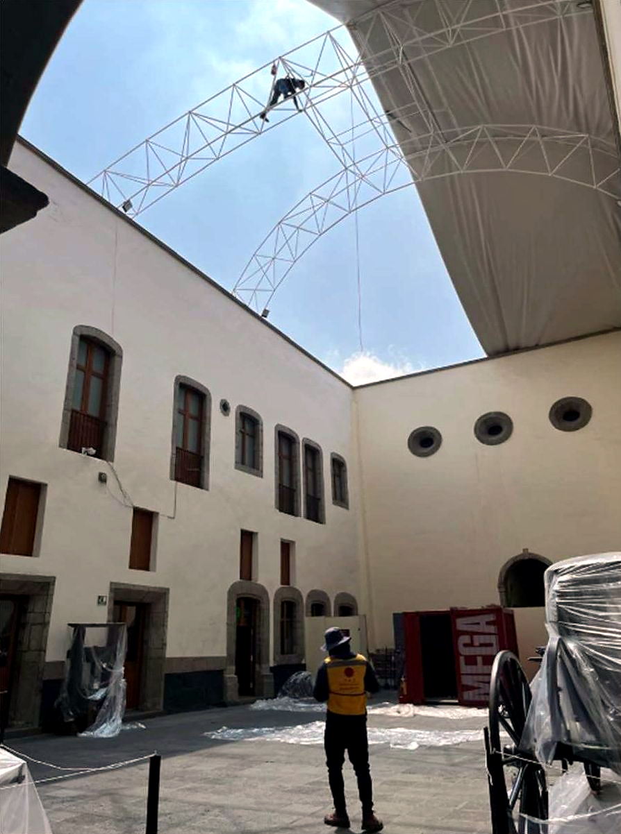 El patio del museo con la estructura ya montada.