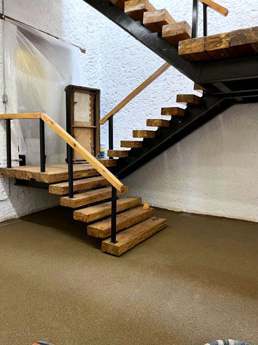 La escalera de madera antes de intervenir el piso.
