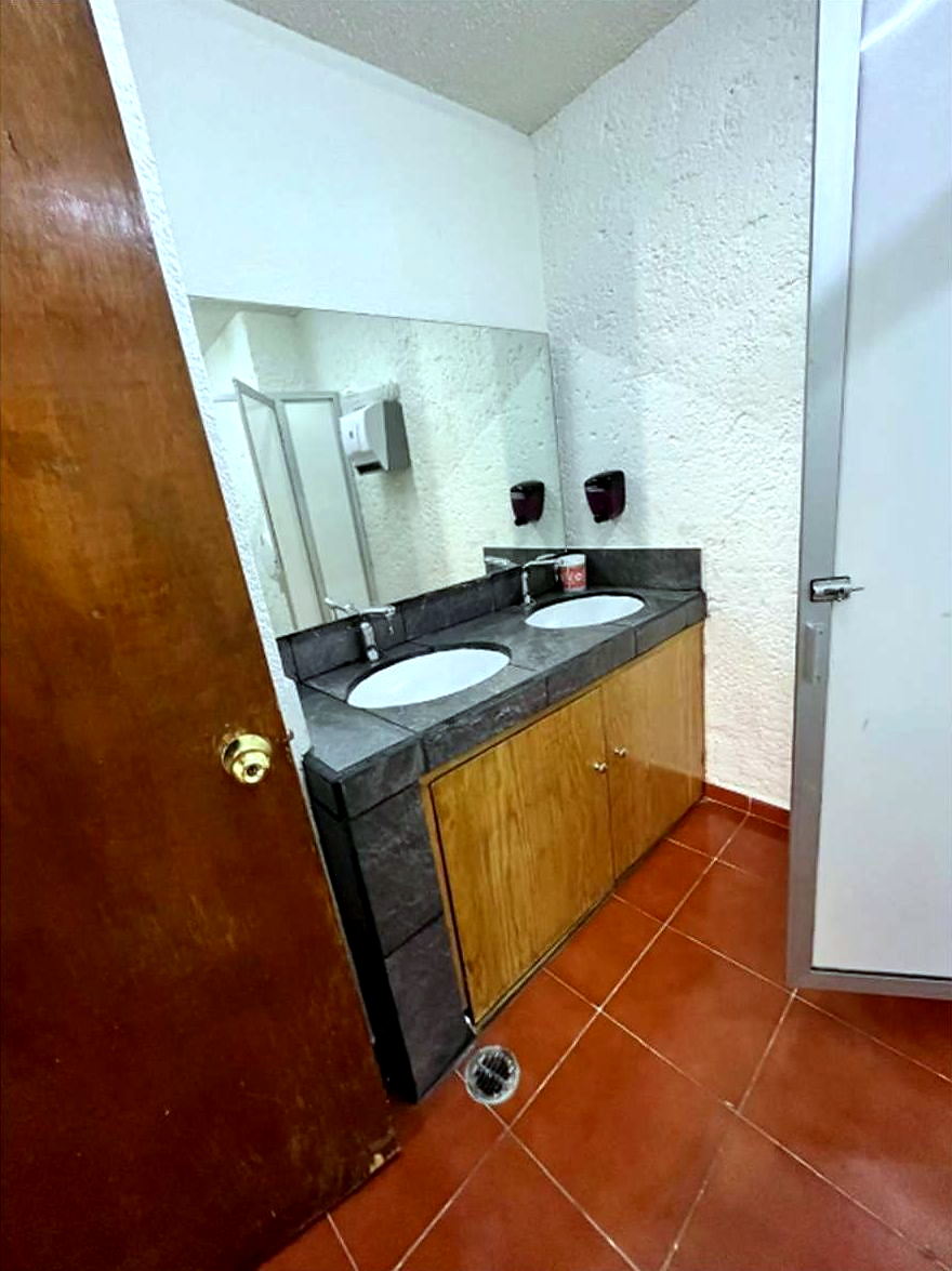 Mueble de baño y cancelería de madera.