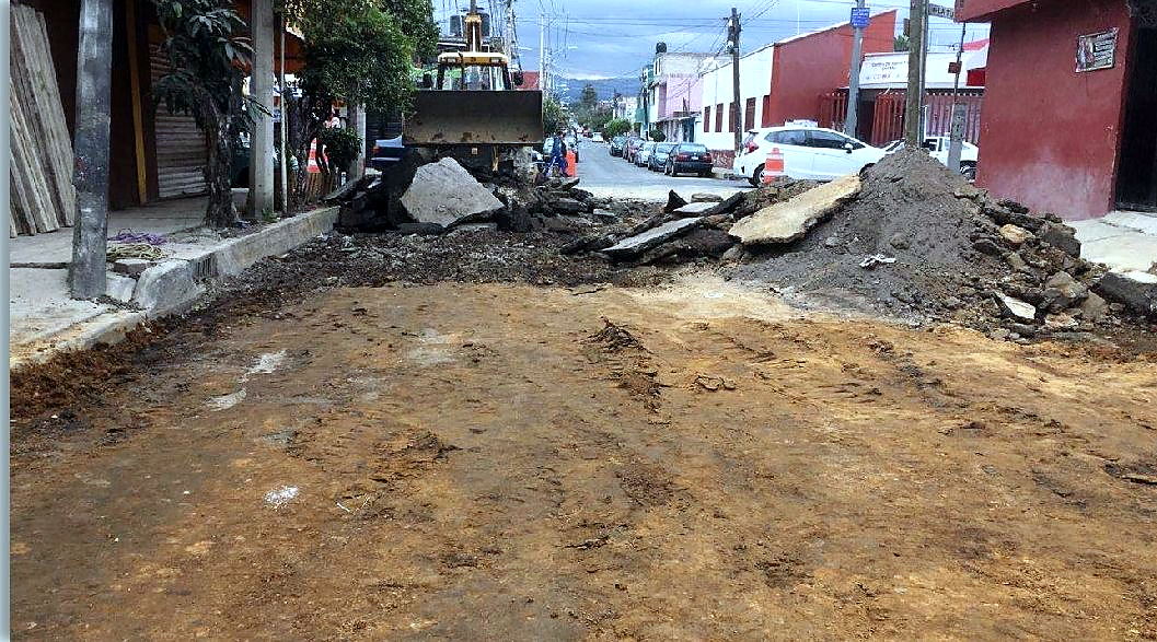 Retiro de la carpeta existente hasta el nivel de proyecto y acarreo del material producto de la demolición.